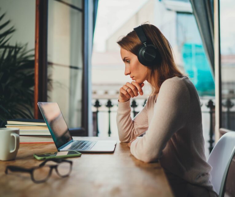 woman watching an Allen Carr's Easyway online video course